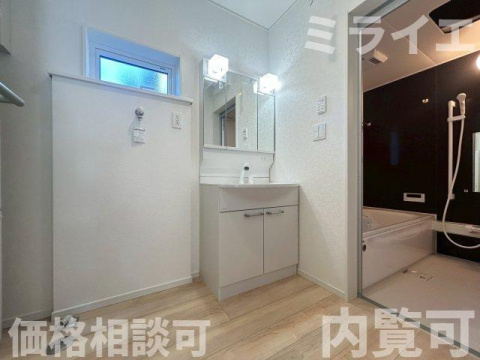 【新築戸建】札幌市北区太平四条3丁目2棟の独立洗面台|広範囲を映すだけではなく、両サイドのミラー裏に収納棚を設け、洗面道具をスッキリ収納できる三面鏡タイプを採用しています。