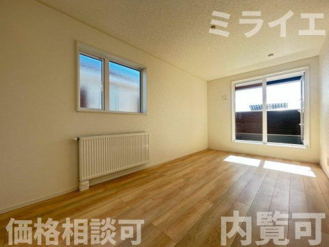 【新築戸建】札幌市北区太平四条3丁目2棟の洋室|2階洋室にはルーフバルコニーが設置されています。