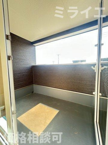 【新築戸建】札幌市北区太平四条3丁目2棟のバルコニー|屋根付で雨・雪が入りにくいルーフバルコニーを採用しています。洗濯物干しだけではなく椅子を置いてのんびり過ごせる広さです。