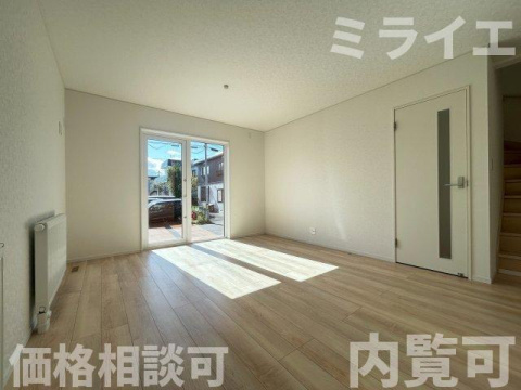 【新築戸建】札幌市北区太平四条3丁目2棟の居間・リビング|リビングが見渡せる対面キッチンを採用。内装(壁・床・建具)は白を基調とし、明るい雰囲気となっています。