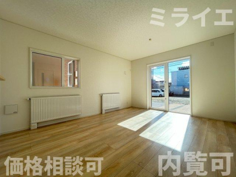 【新築戸建】札幌市北区太平四条3丁目2棟の居間・リビング|リビングが見渡せる対面キッチンを採用。内装(壁・床・建具)は白を基調とし、明るい雰囲気となっています。