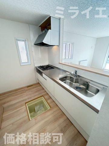 【新築戸建】札幌市北区太平四条3丁目2棟のキッチン|広々システムキッチンは、シンク・調理部分だけではなく、小物から大きな調理器具まで収納でき、出し入れもスムーズな収納充実プランを採用。食洗器設置可能。床下収納あり。