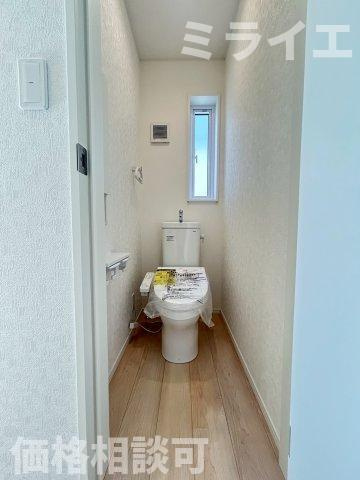 【新築戸建】札幌市北区太平四条3丁目2棟のトイレ|1階・2階に温水洗浄便座を設置。センサーによる便ふたオート開閉機能により、手を触れることがなく快適で衛生面にも配慮されています。