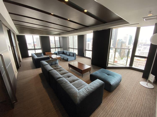 【ロビー】 | 【スカイラウンジ】大阪の街を一望できるダイナミックなシティビュー！上質なインテリアが配されています。