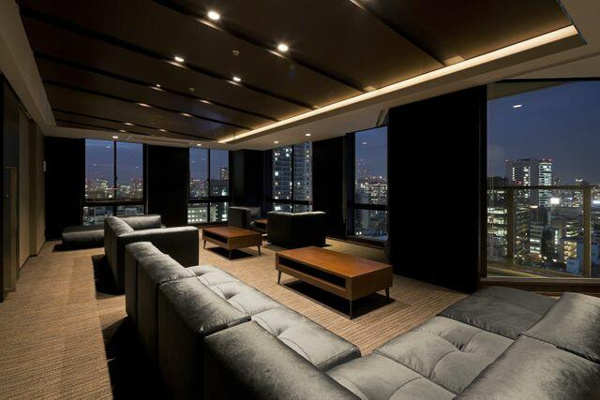 【ロビー】 | 【スカイラウンジ】大阪の街を一望できるダイナミックなシティビュー！上質なインテリアが配されています。