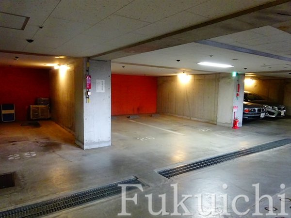 コリーヌ自由が丘の駐車場