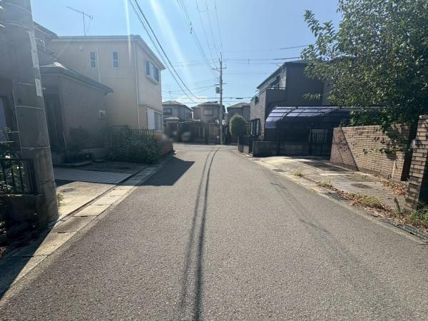 岩出市中島　中古戸建の前面道路含む現地写真