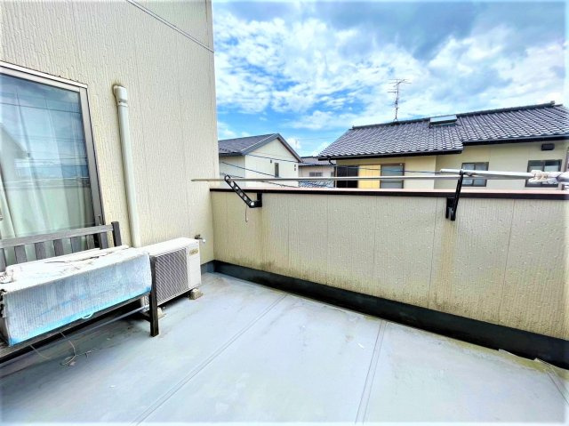 福岡市城南区樋井川2丁目　中古戸建のバルコニー|外からの目が気にならないバルコニーで洗濯物が干せます