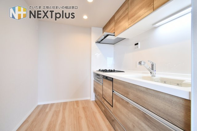 サンフィール大宮宮原のキッチン|壁付けタイプのキッチンですので背後も圧迫感を感じず、お料理に集中することが出来ます。ベビーゲートをつけることでお子様を刃物や火の元へ近づかせることなく、安心安全にお料理を作ることができます。