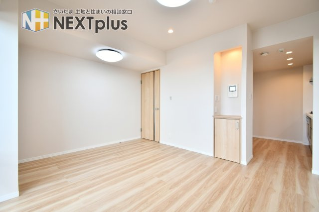 サンフィール大宮宮原の居間・リビング|LDK11.0帖：写真を正面に見て、キッチンの手前にはダイニングテーブルを置き、横にソファーやテレビを置く事で、ダイニング空間とリビング空間を分ける事ができメリハリがつきます！