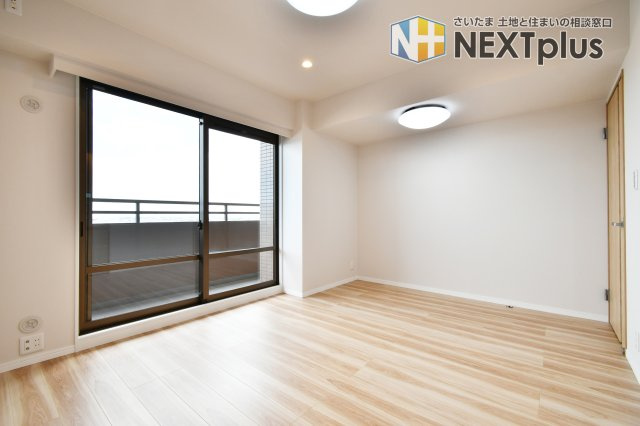 サンフィール大宮宮原の居間・リビング|LDK11.0帖：16階＆東向きのバルコニーに面しているので、朝は気持ちの良い朝陽が室内へ差し込みます◎リビングからの眺望もGOODです。梁が少なく、家具のレイアウトもしやすそうです。