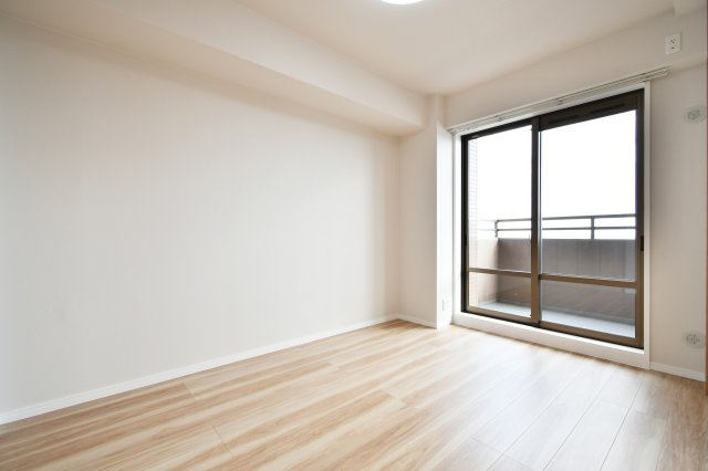 サンフィール大宮宮原の洋室|洋室①5.6帖：全室バルコニーへ出ることが出来ます◎また、全室東向きですので、ご家族全員で朝は気持ちの良い朝陽で目覚めることが出来そうですね！ベッドやデスクを置くこともできる広さです。