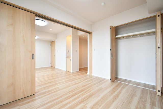 サンフィール大宮宮原の洋室|洋室①5.6帖：ベッドとデスクを置いてちょうどよいサイズ感の洋室ですので、お子様の一人部屋にもおすすめです。クローゼットもありますので、各々収納出来ます！来客が多い家庭ではラ医薬用寝室にもおすすめ。