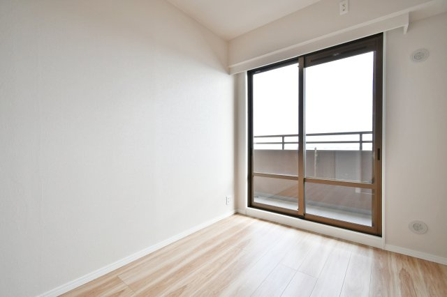 サンフィール大宮宮原の洋室|洋室②4.0帖：白基調な洋室ですのでより空間を広く感じさせます。梁などデッドスペースになるものが室内にないため、家具のレイアウトもしやすいお部屋になっております！