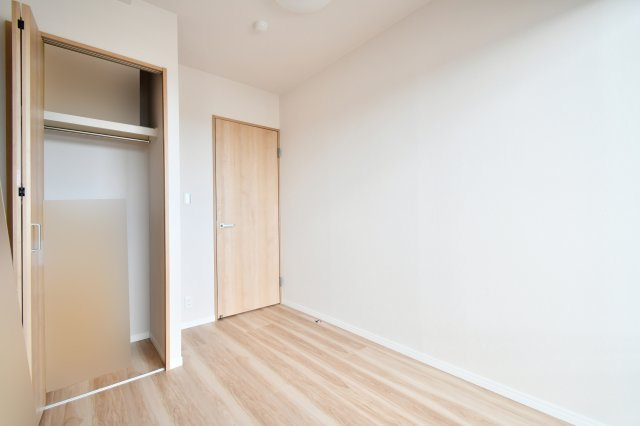サンフィール大宮宮原の洋室|洋室②4.0帖：クローゼットは各部屋に備わっておりますので、家族それぞれで洋服収納をすることも可能です。また、上下セパレートになっているため衣替えもしやすく、ハンガーパイプで家事時短にも◎！