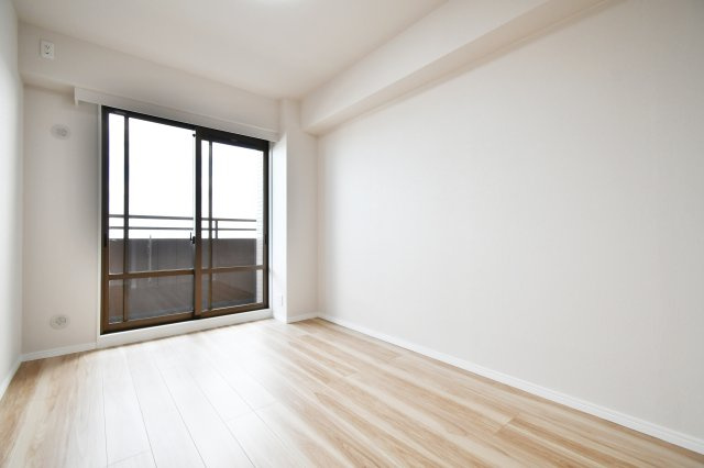 サンフィール大宮宮原の洋室|洋室③5.7帖：東向きの洋室ですので、朝は気持ちの良い朝陽で目覚める事ができます！クローゼットも備わっております。ダブルベッドも置く事ができる広さですので、主寝室におすすめです！