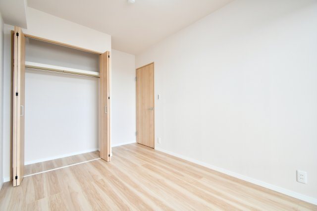 サンフィール大宮宮原の洋室|洋室③5.7帖：クローゼットは上下セパレート・ハンガーパイプ付きです！上には季節物や思い出など毎日手に取らないものを収納、下にはハンガーパイプへコートや洋服など…かける収納もできます！