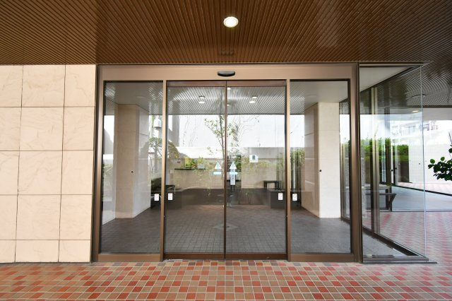 サンフィール大宮宮原のエントランス|当社はポータルサイト掲載物件、他社様掲載物件なども含めて複数物件をまとめてご案内可能です！気になる物件はいくつでもご気軽にお申し付けください。皆様のご連絡心よりお待ちしております。