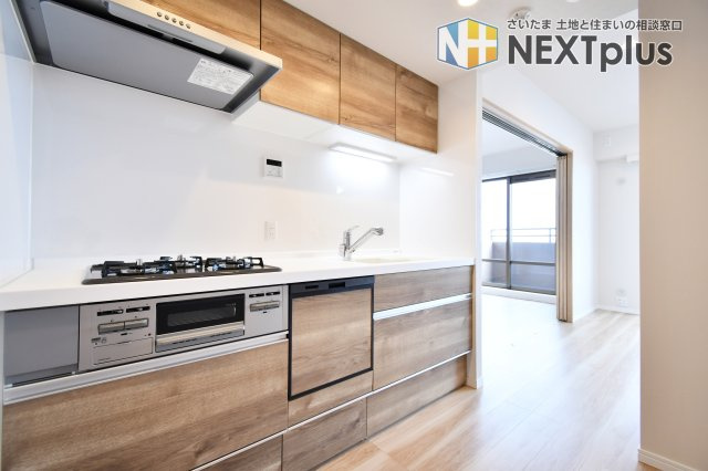 サンフィール大宮宮原のキッチン|食洗器付きのシステムキッチン。面倒な洗い物、苦手な洗い物、時間がない時の洗い物etc.　食洗器に頼ることで、自分時間や家族との時間を過ごすことができる嬉しい設備です。