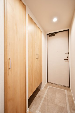 サンフィール大宮宮原の玄関|トールサイズのシューズボックスですので、ご家族分の靴がしっかり収納する事ができます！ブーツや長靴などの季節ものや、高さのあるヒールなどもまとめて収納できるのが嬉しいポイントです。