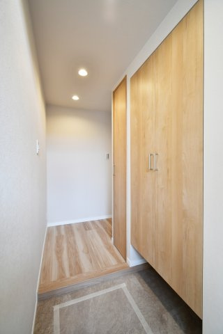 サンフィール大宮宮原の玄関|玄関正面は廊下になっておりますので、突然の来客の際にもお部屋の中が見えないのがPOINTです！シューズボックスの横にも収納がございますので、掃除用具等も収納することが出来ます。