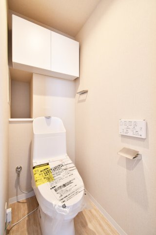サンフィール大宮宮原のトイレ|トイレ：奥行きにゆとりがあり、圧迫感の少ないトイレスペース。吊戸棚付きで、トイレットペーパーなどの備品補充も楽々行えます。掃除用具をしまうと清潔感も消す事ができ、イマドキなお部屋にできます。
