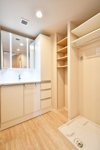 サンフィール大宮宮原の独立洗面台|三面鏡シャンプードレッサーは忙しい朝の強い味方！サイドボックスには普段使いのタオル類をたくさん収納出来ますので…、入浴後ご家族の「タオル忘れたから取ってー！」という叫び声はこれで解消です。