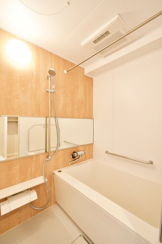 サンフィール大宮宮原の浴室|木目基調の明るい雰囲気の浴室です。浴室乾燥機もついておりますので、日曜日の夜に出される体操着や給食着、雨の日のお洗濯も困りません！暖房機能もついているので、寒い日のお風呂も気持ち良くは入れますね。