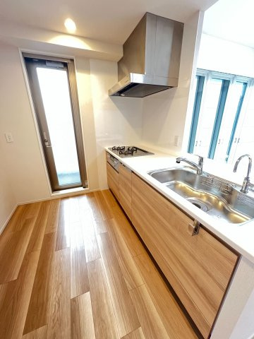 ローレルタワー堺筋本町タワーのキッチン|料理をしながらでもご家族との会話を楽しめる対面キッチン。食洗機・浄水器付で忙しいママをサポート。便利な勝手口もあります。