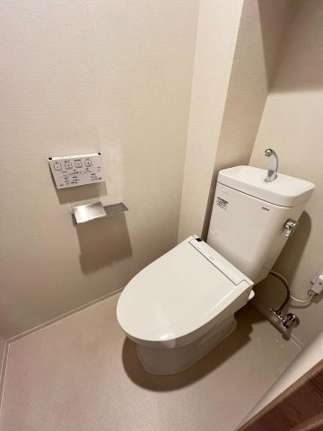 ローレルタワー堺筋本町タワーのトイレ|ゆったりとした空間のトイレです。暖房便座温水洗浄付き