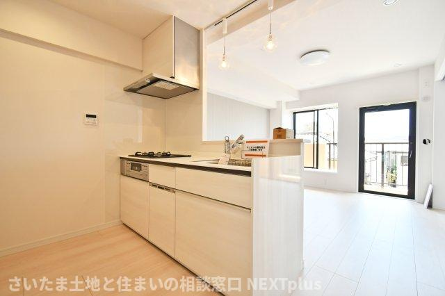 ライオンズマンション与野本町第5のキッチン|奥行きも横幅も広さがあり、2人でお料理しても動きやすいゆったり空間で、お料理が楽しくなりそうですね。カウンターキッチンはお料理をしながら家族の様子が見え、会話も弾むので人気な設備となっております！