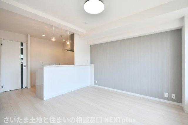 ライオンズマンション与野本町第5の居間・リビング|LDK10.4帖：縦長の広々空間です！カウンターキッチンの前にはダイニングテーブルを置き、奥にソファーやテレビを置く事で、ダイニング空間とリビング空間を分ける事ができ、生活にメリハリがつきます！