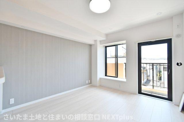 ライオンズマンション与野本町第5の居間・リビング|LDK10.4帖：南東向きに大きな窓があるので、朝から暖かい光がたっぷりと入る明るいリビングです。キッチン横のカウンターに観葉植物などのちょっとした小物を置くと、癒しのある毎日を過ごせますね。