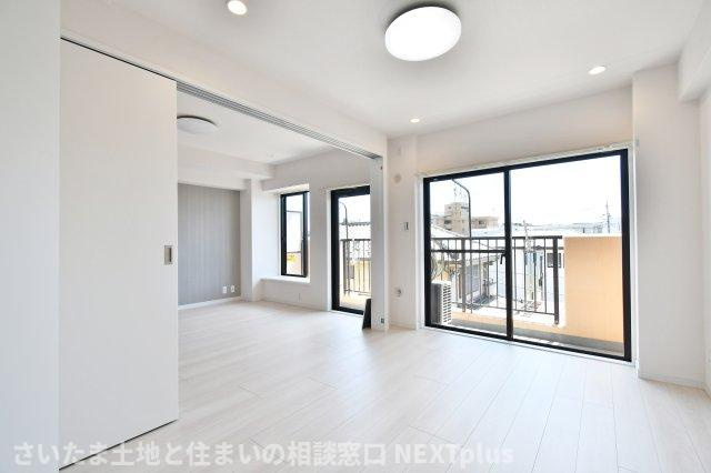 ライオンズマンション与野本町第5の洋室|洋室①6帖：リビング横のフルフラットの続き間なので、家族構成やライフスタイルに合わせてリビングの一部としてもご使用いただけます◎小さなお子様の遊び場やお昼寝スペースとしてもおすすめです！