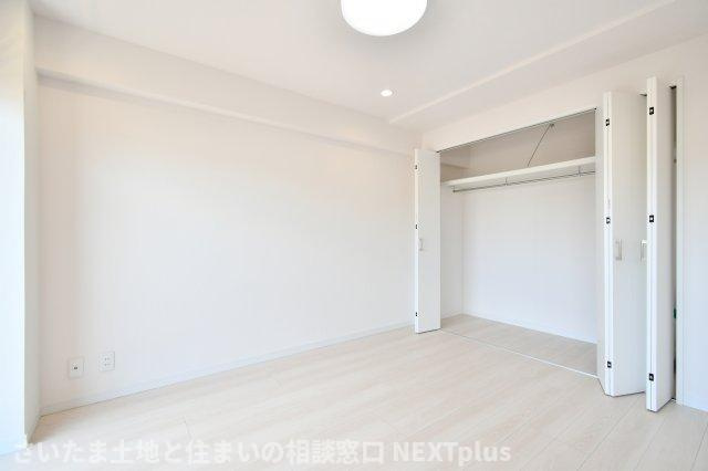 ライオンズマンション与野本町第5の洋室|洋室①6帖：南東側の大きな窓からバルコニーに出られます。バルコニーは2部屋から出入り可能のため、家事動線が良いです！扉を開けるとすぐにリビングなので、家族間のコミュニケーションが取りやすいお部屋です◎