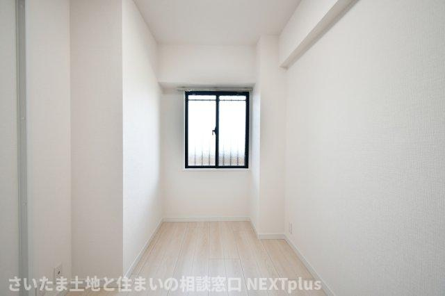 ライオンズマンション与野本町第5の洋室|洋室②4帖：北西向きのため、朝はぐっすりと眠りたい方にぴったりのお部屋です。他の部屋と廊下や収納で隔たれているので、プライバシーが守られやすいです◎集中したい在宅ワーク部屋や勉強部屋にぴったり！