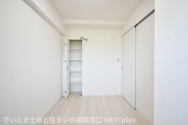 ライオンズマンション与野本町第5の洋室|洋室②4帖：クローゼットは棚付きなので、デットスペースなく収納することが出来ます！ベットと勉強机を置いて丁度いい広さなので、お子様の一人部屋や書斎など様々な用途にご使用いただけます◎