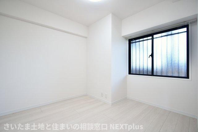 ライオンズマンション与野本町第5の洋室|洋室③4.4帖：北西向きなので夕方まで明るい洋室です。白基調のお部屋はシンプルでレイアウトがしやすいので、様々なコーディネートが楽しめそうですね！ベットと勉強机を置いてもゆとりがあります◎