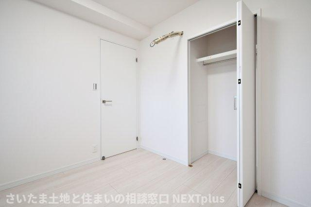 ライオンズマンション与野本町第5の洋室|洋室③4.4帖：クローゼットにはハンガーパイプが付いているのでかけるだけの収納ができ、家事ラク＆家事の時短になります！上下にセパレートされているのも、デットスペース無く収納しやすいポイントですね◎