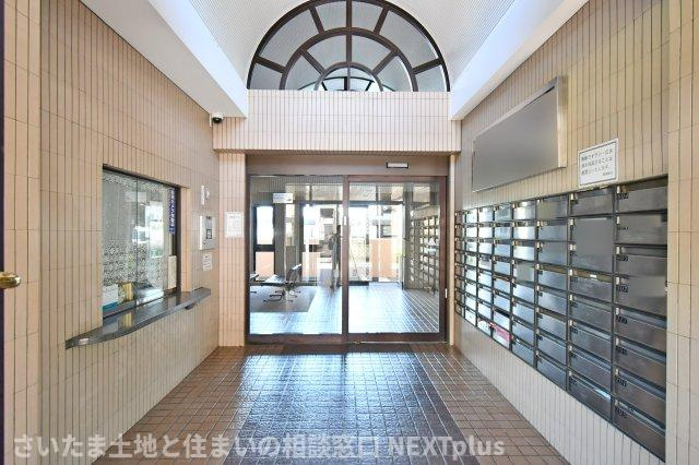 ライオンズマンション与野本町第5のエントランス|『物件を今日見てみたい』といった当日のご案内、同条件などの物件、他社様掲載物件もご紹介可能！一日でまとめて内覧したい方、ぜひ当社までお問い合わせ下さい。スタッフ一同皆様のご連絡お待ちしております！