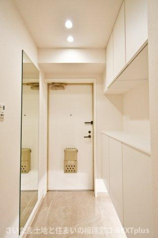 ライオンズマンション与野本町第5の玄関|シューズボックスは上下セパレートタイプですので、季節物で上下に分けて収納する事ができます。また間のスペースには鍵を置くスペースにする事で、外出前に鍵を探すなど慌ただしさが軽減されるのでおすすめです。