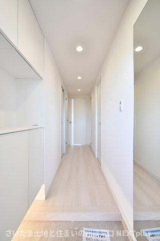 ライオンズマンション与野本町第5の玄関|シューズボックスには姿見付きですので、お出かけ前に全身コーデをチェックする事ができます！玄関ドアの正面にはリビングの扉が設置されておりますので、急な訪問で玄関を開けた際室内が見えない設計です！