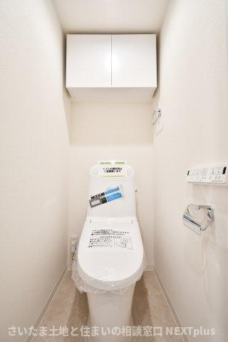 ライオンズマンション与野本町第5のトイレ|清潔感のあるトイレ！吊戸棚がついておりますので備品補充も楽々行えます。つっぱり棒で生活感を隠せる為、掃除用具をしまうのもおすすめ！ペーパーホルダー２個付きなのが、さりげないポイントです。