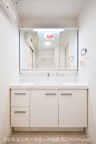 ライオンズマンション与野本町第5の独立洗面台|三面鏡付き洗面台は朝の寝癖直しも楽々。鏡裏には歯ブラシセットやスキンケアも収納できて魅力的です！下の収納にもドライヤーや入浴グッツ、洗剤のストックなど…様々なものが収納できる便利な設備です！