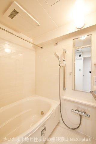 ライオンズマンション与野本町第5の浴室|白基調の明るい雰囲気の浴室です。浴室乾燥機もついておりますので、日曜日の夜に出される体操着や給食着、雨の日のお洗濯も困りません！暖房機能もついているので、寒い日のお風呂も気持ち良くは入れますね。