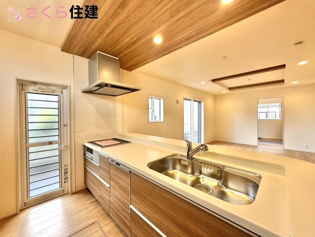 宇都宮市五代３丁目　１棟のキッチン|お子様と並んで料理をしても余裕のゆとりのキッチン。お子様と一緒に料理も叶いますよ♪
								
