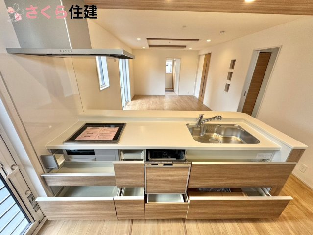 宇都宮市五代３丁目　１棟のキッチン|キッチン下収納は奥まで引き出せるので、大きく屈まなくても楽に必要なものがパッと取り出せます！