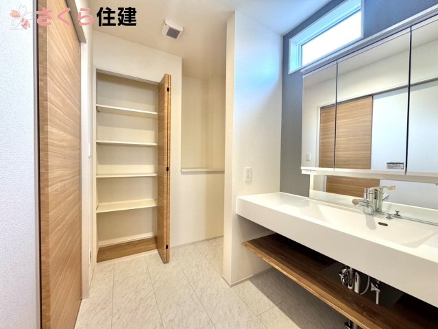 宇都宮市五代３丁目　１棟の独立洗面台|ゆとりある広さの洗面所。両サイド収納の洗面台で、二人ならんで同時の身支度もスムーズです