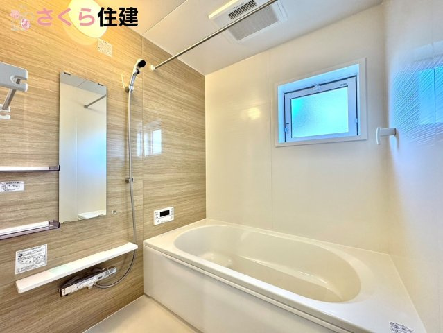 宇都宮市五代３丁目　１棟の浴室|梅雨の時期は大活躍の浴室乾燥機！家族の数だけ増える洗濯物もしっかり乾かせます
