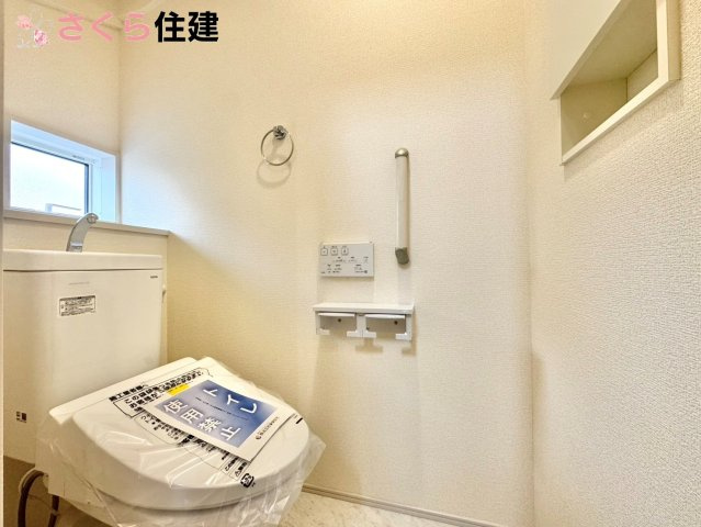 宇都宮市五代３丁目　１棟のトイレ|トイレは各階完備。夜、トイレに起きても、2階の寝室から1階のトイレに降りる必要はありません。